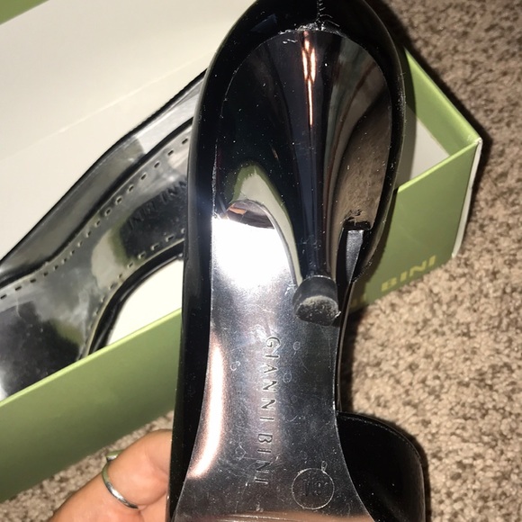 Black heels! - Picture 2 of 3